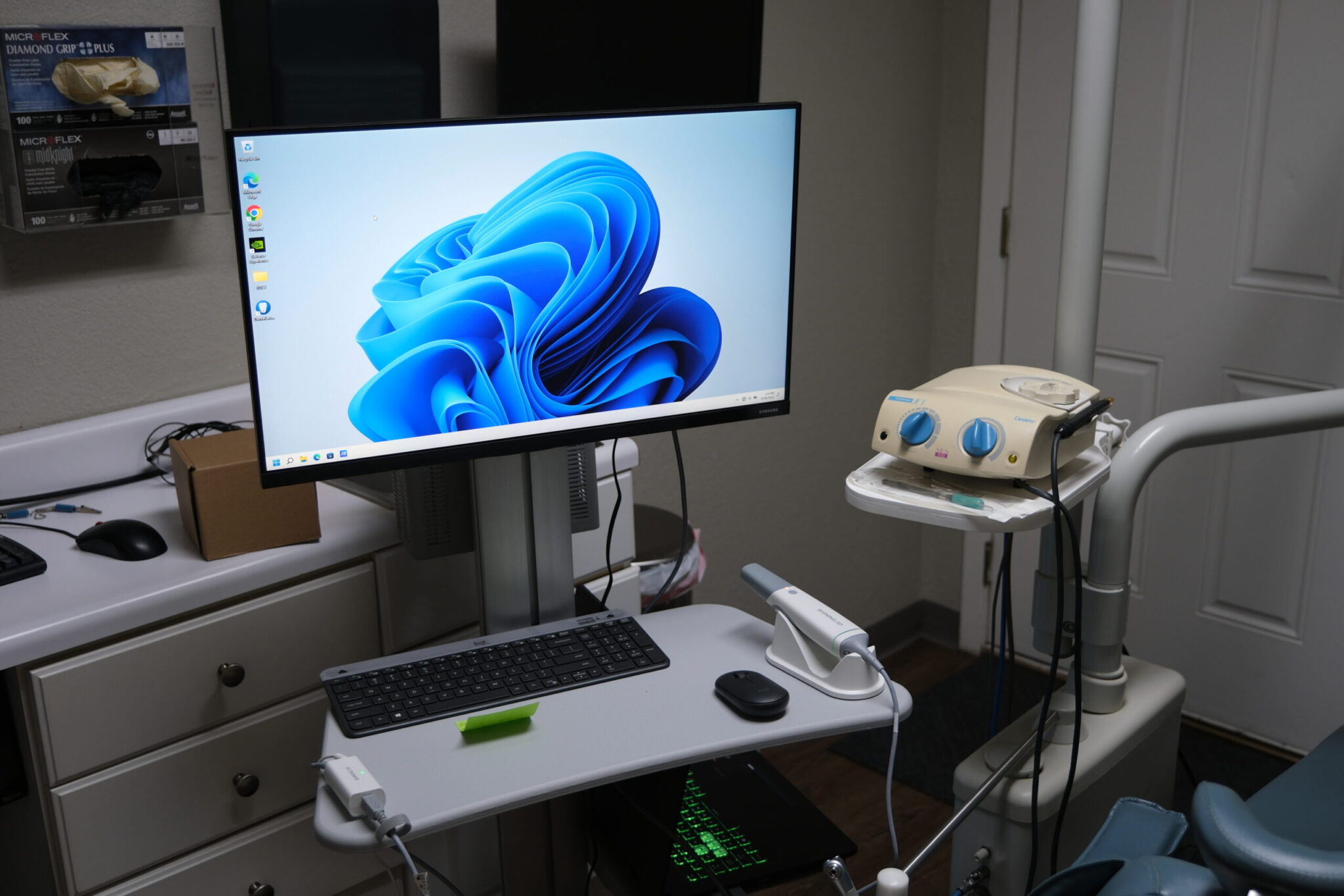 Scanner Cart With 27 Inch Monitor - Image 3